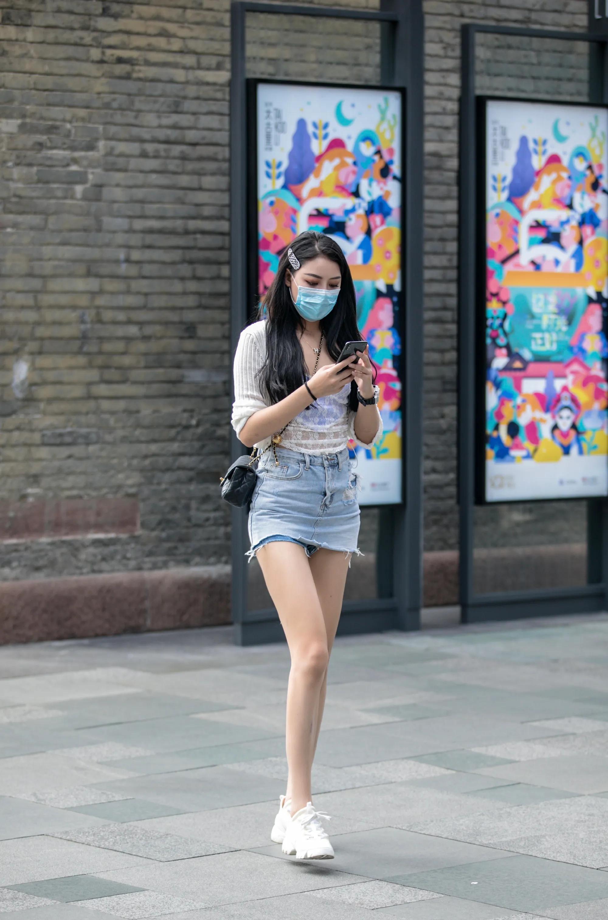 牛仔短裙怎么搭配上衣很好看,牛仔短裙怎么搭配衣服最好看