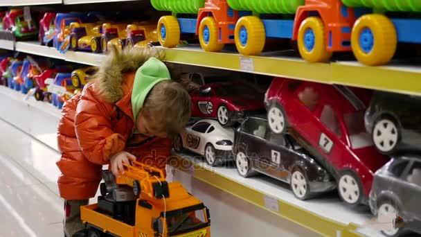 孩子要钱父母该怎么做,当孩子向你伸手要钱可别这么做