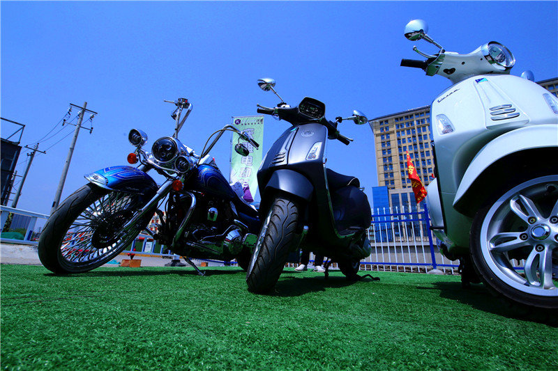 为了带老伴出去游玩方便两千多买了一辆两轮电动车