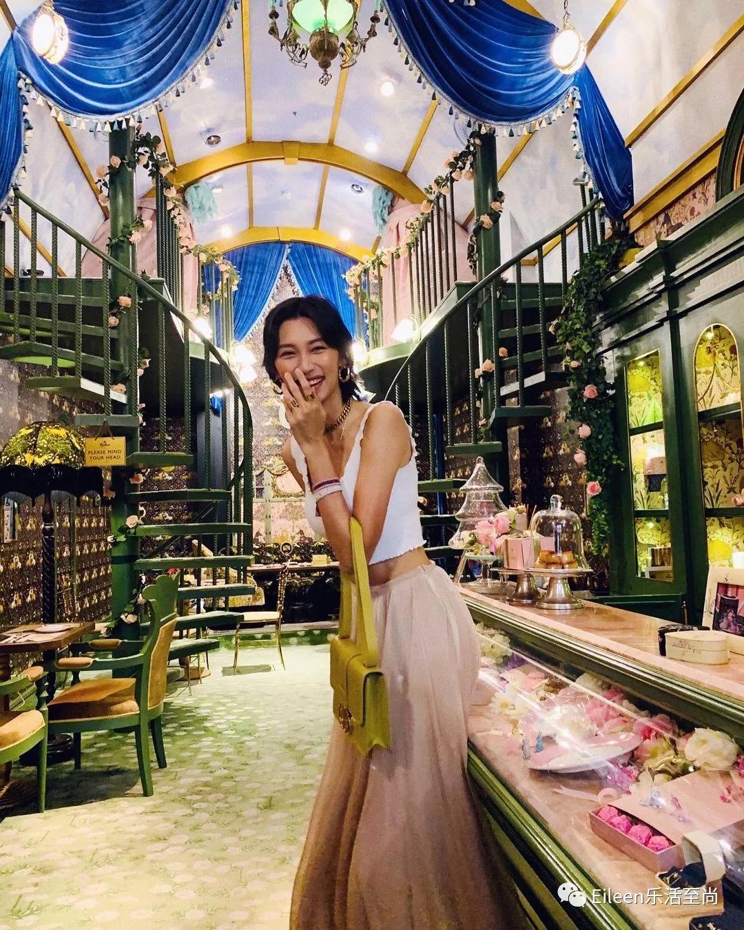 强捧成天后？未婚带女的她究竟如何成为大女主？