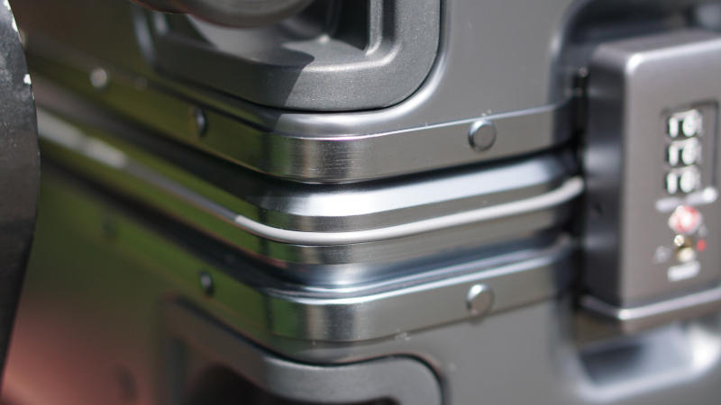 粗铝框设计，TSA密码锁，地平线8号行李箱，出差旅行好伙伴