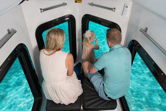 房间旁边就是泳池,房间旁边就是淋浴室