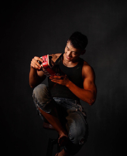 高颜值肌肉小奶狗秀肌肉,超高颜值小奶狗肌肉男