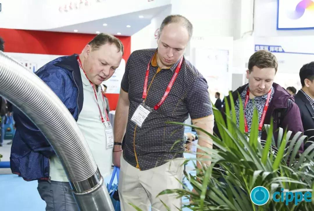 顾秀莲、马培华、李毅中、张来斌参加一年一度的世界石油装备大会cippe