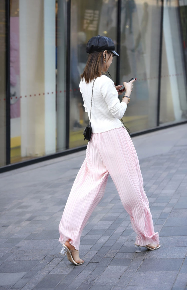 为什么夏天再热女生也穿长袖校服,夏天穿短裙是因为热吗