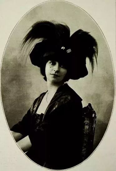 刘雯身穿chanel2018,刘雯香奈儿同款包