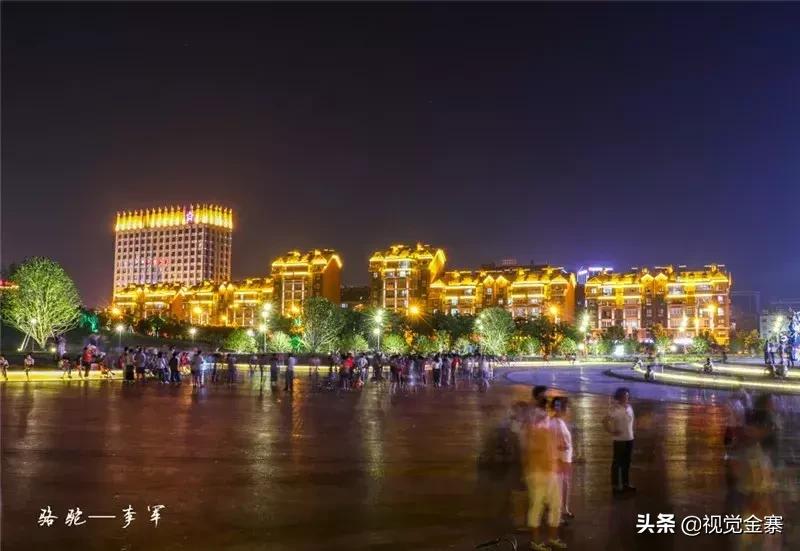 金寨城市夜晚霓虹灯璀璨,金寨山城夜景美景