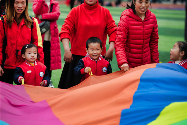 运动伴成长 足球嗨翻天金堂县赵镇第三幼儿园举行亲子冬运会