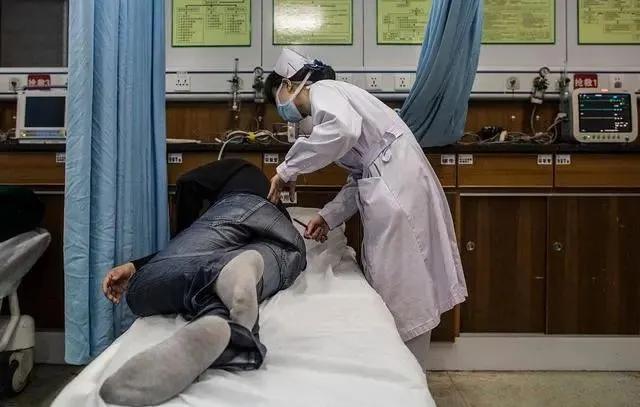 后背有时候疼痛是什么病的预兆,后背偶尔难受是什么病的征兆