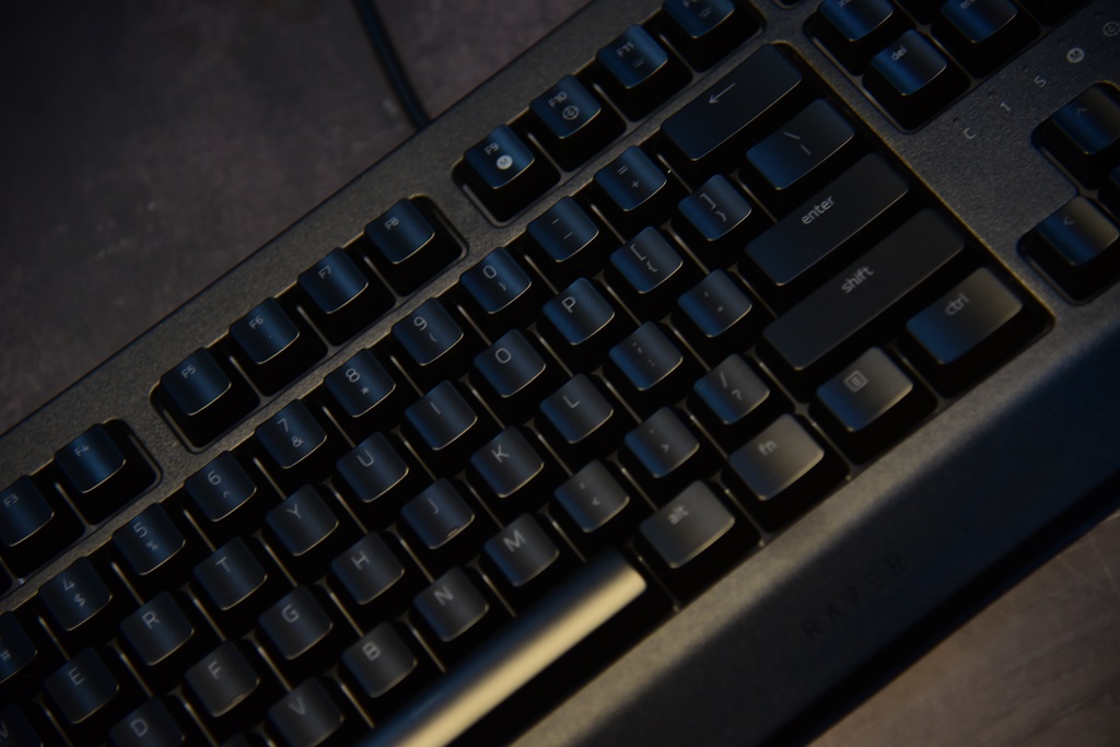 razer雷蛇萨诺狼蛛v2幻彩背光,游戏膜测评安卓