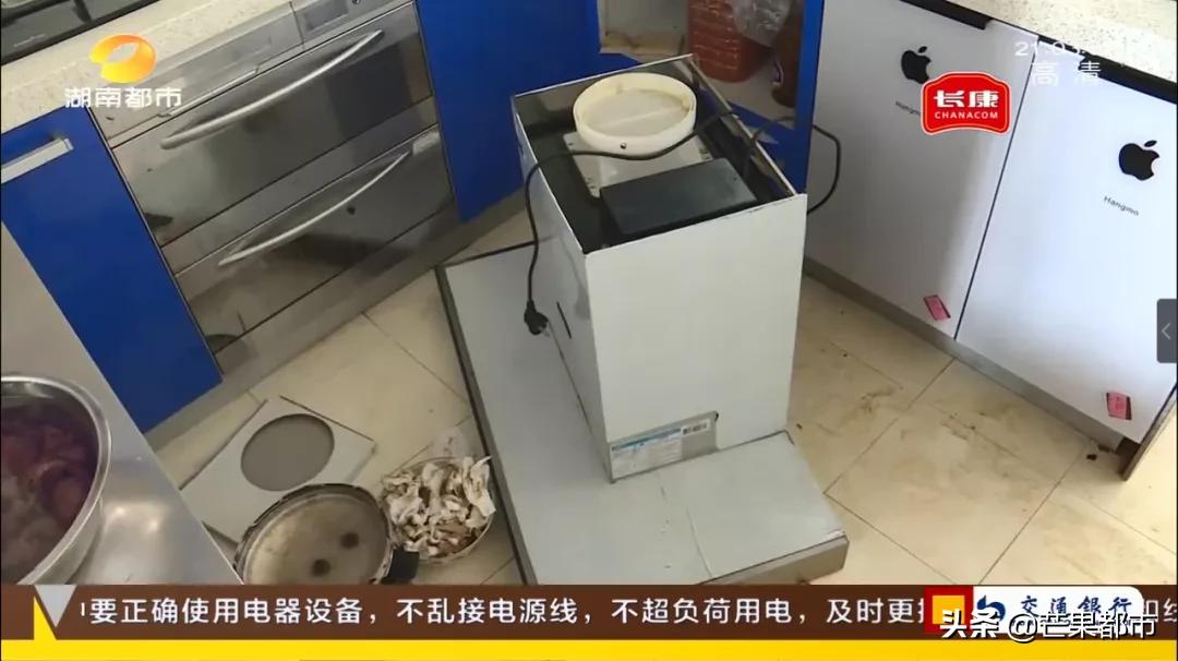 油烟机突然砸下来,油烟机掉落砸坏了燃气灶