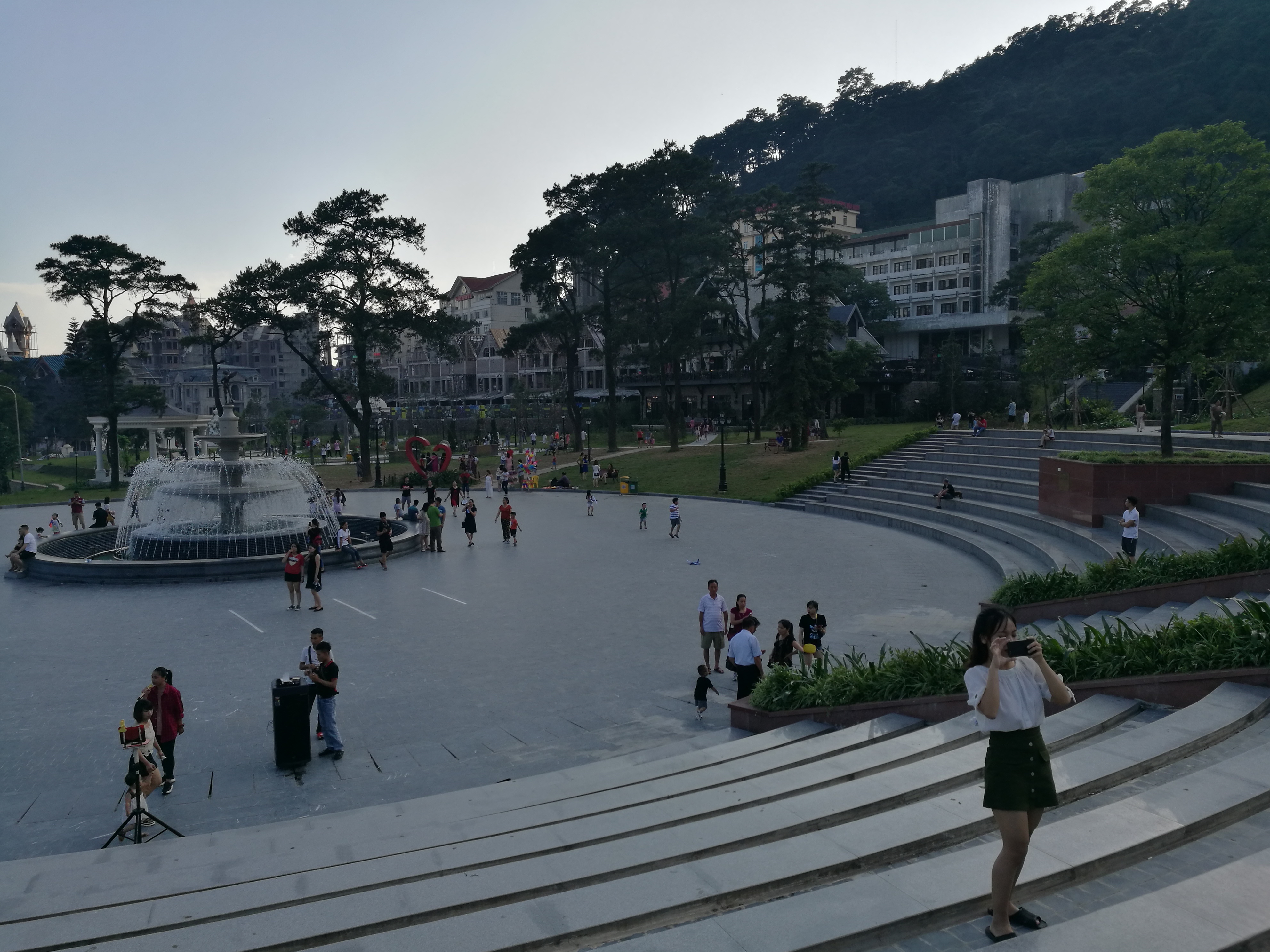 越南小妹独自野外深山探险,越南旅游奇遇记