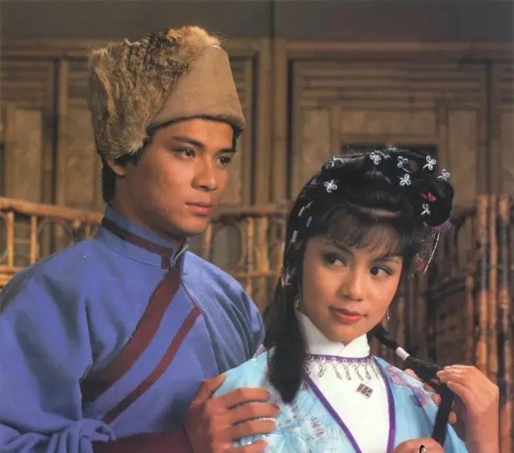 香港黄日华王杰县城捞金，央视郎永淳卖货：赚钱养家就是最大体面