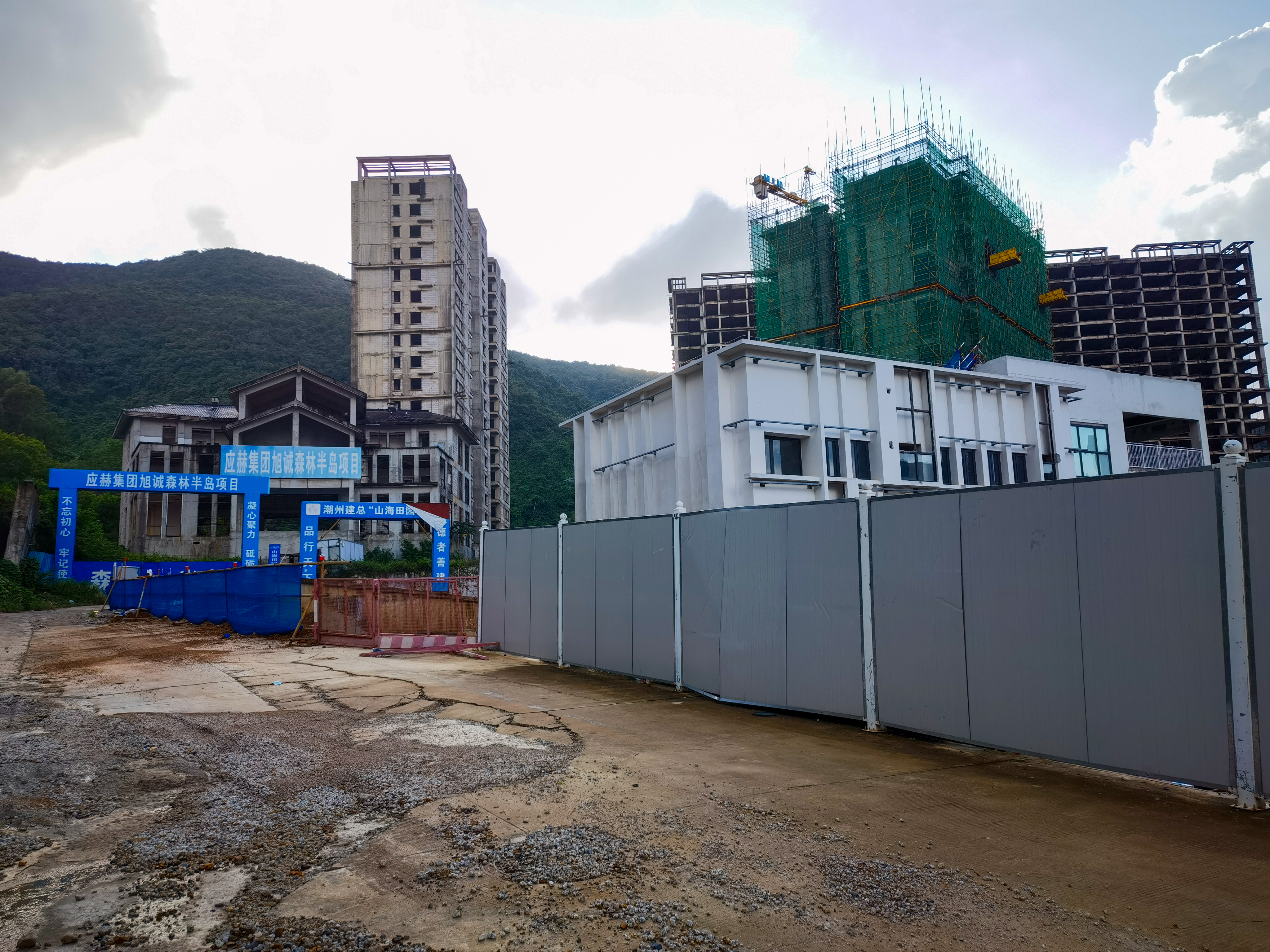 海南“最复杂烂尾楼”公司起诉三亚市政府，原开发商被拘捕后海南东北两公司争夺楼盘，染指官员皆落马