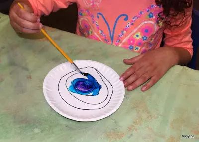 彩色一次性纸盘手工制作幼儿园,蛋糕盘子创意手工彩泥池塘