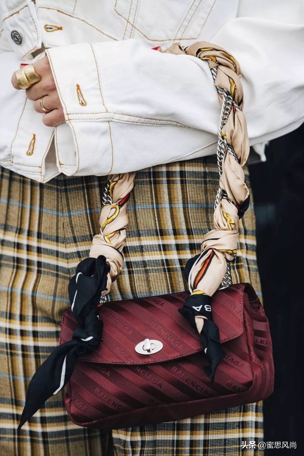 丝巾的正确佩戴方式,丝巾的正确佩戴方法