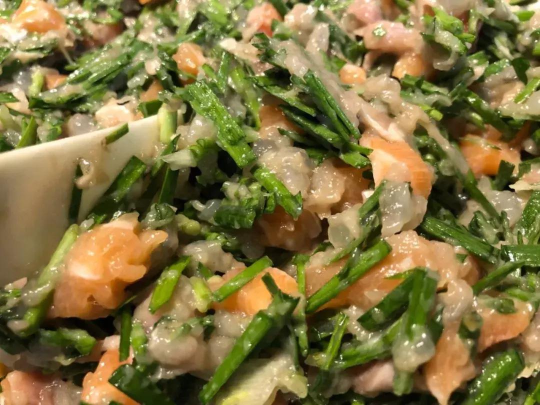 宝宝三文鱼西兰花饺子,三文鱼虾仁儿童家常做法