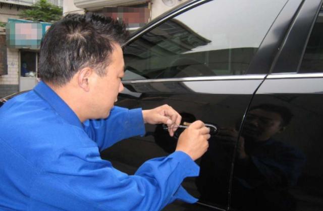 车钥匙被锁车内咋办？老司机：傻子才砸玻璃，聪明人都这么做