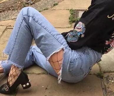 破洞牛仔裤被缝起来了 (妈妈补的破洞牛仔裤)