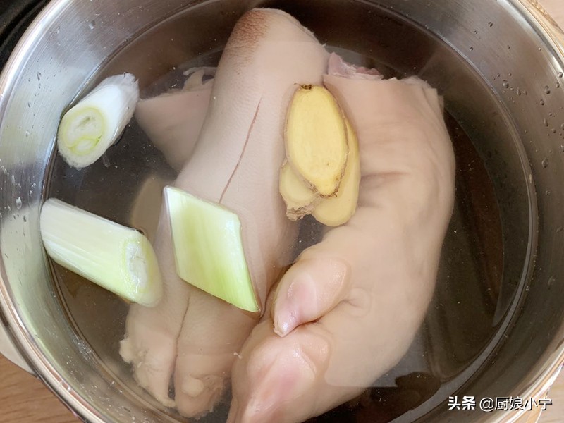 红烧猪蹄怎么才能让颜色变鲜亮,红烧猪蹄不放八角可以吗