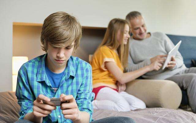 孩子爱玩不听话教你一招,孩子爱玩手机不给就哭闹视频