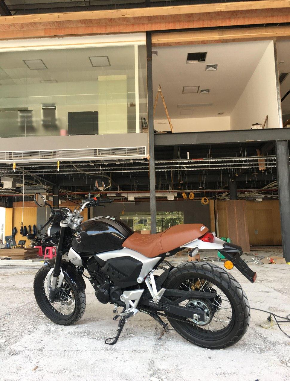 同事买了一辆日系车,同事买的摩托车