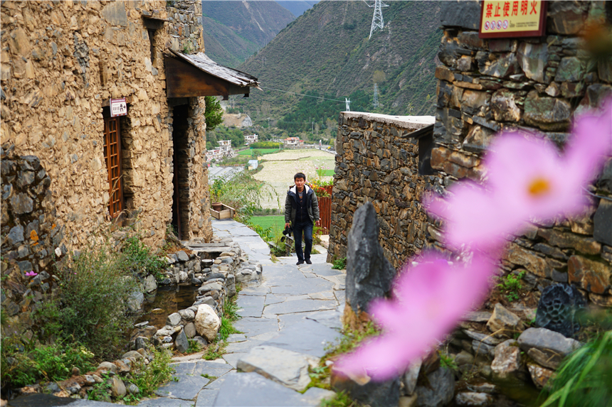 四川境内被誉为小布达拉宫的寺庙,四川布达拉宫游玩攻略