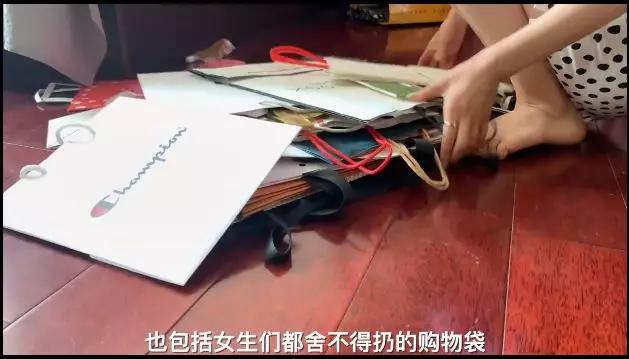 28岁郑爽卧室曝光引热议：“性冷淡”的人生，真的很爽