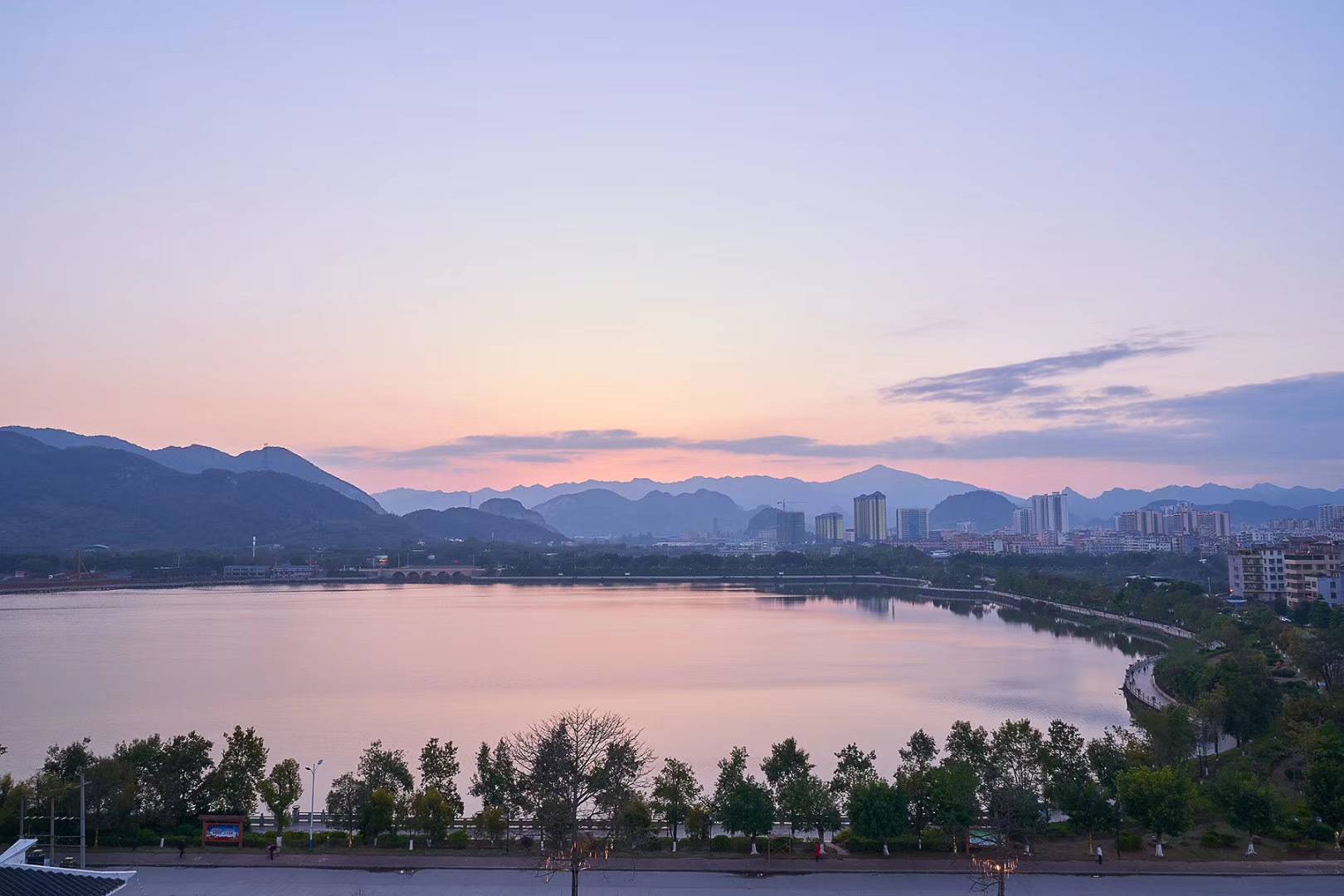 隐藏在英德一座微派风格的酒店—一幅灵动与纸上的古邑国画
