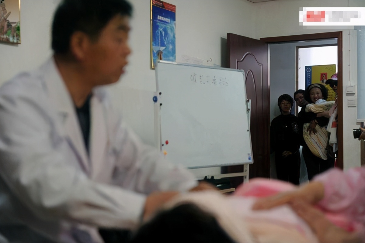 产后开奶是吸奶器好还是催乳师好,产后奶水不足吃哪个下奶