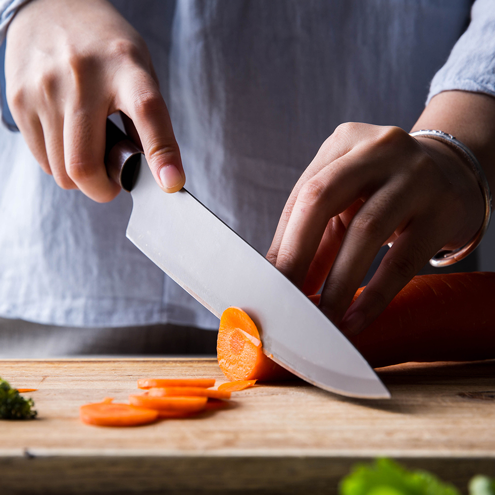 穿尿不湿小孩举杠铃大叫,一个穿尿不湿孩子爬单杠