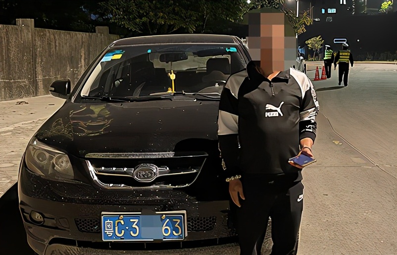 他无视交警拦停，开车撞倒雪糕筒一路逃走，走投无路仍不肯开车门！