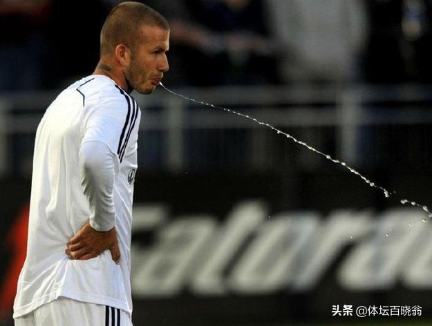 为什么球员喝了水要吐出来,为什么球员喝水吐了