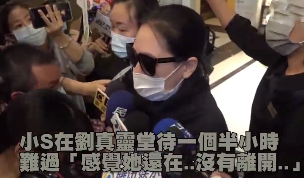 小S这样的朋友值得深交，吊唁朋友真诚，安慰家属也是高情商