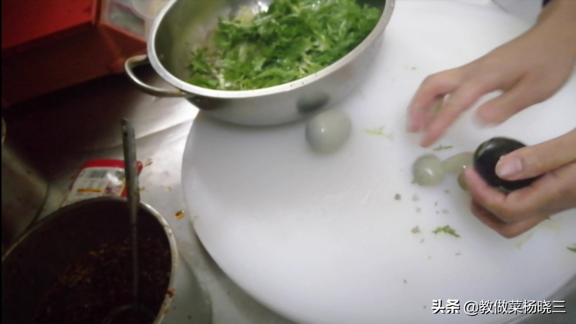厨师长做的松花蛋拌的苦菊真是太好吃了营养健康名人们都爱吃