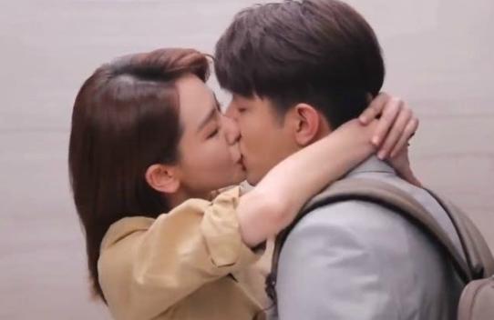 有种嘴唇叫戚薇的“口红唇”，当看清金瀚嘴唇：笑出猪叫