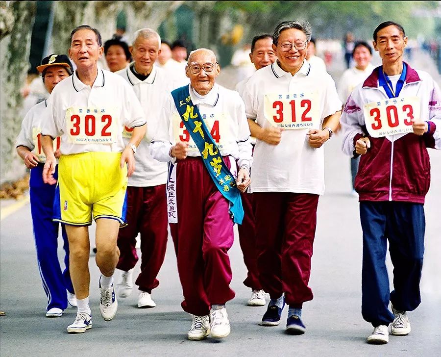 万人马拉松最美跑道激情奔跑,万人马拉松现场有多震撼