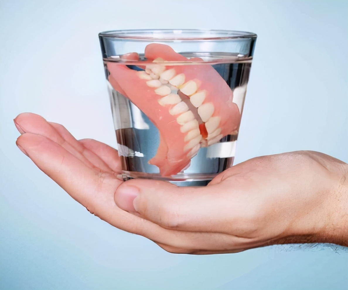 老年人戴假牙的正确方法,活动假牙戴多少年了牙槽骨萎缩