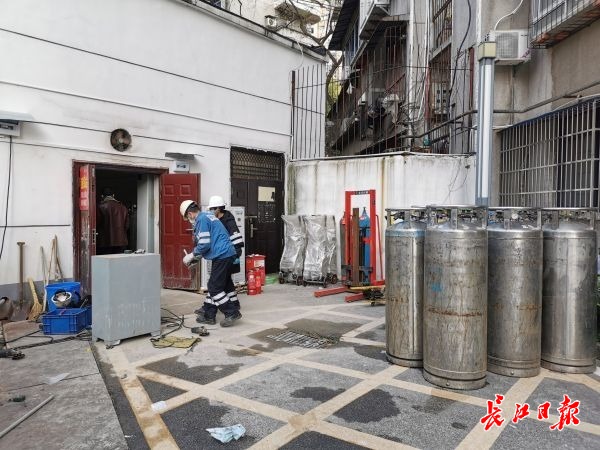 武汉医院患者出院,武汉肺科医院新冠肺炎患者出院