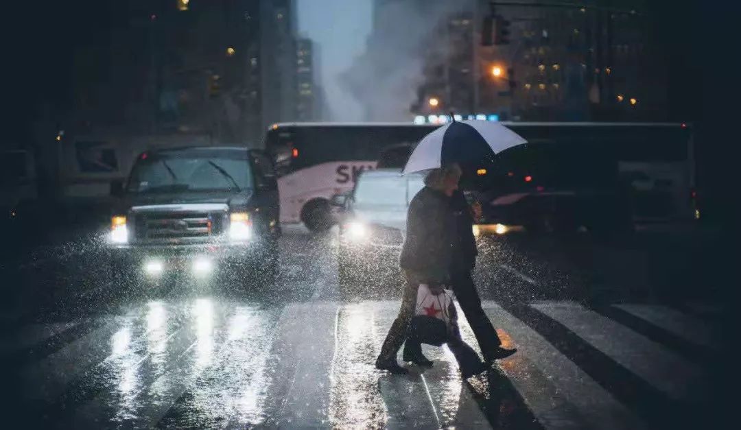 “喂，晚上带包烟来见我。”