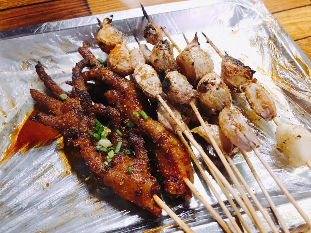 小伙卖烧烤赚回2套房，小生意背后也有大智慧！