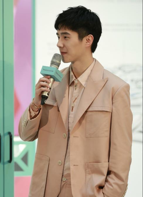 刘昊然绝美生图,刘昊然红条纹衫写真高清