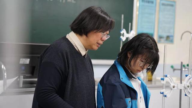 感动支教老师视频,感动无数人的支教老师