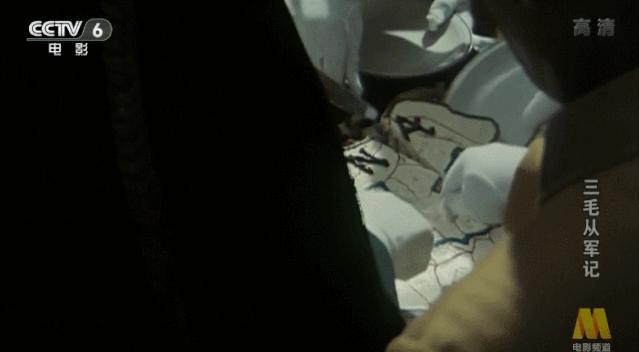 “我们都是小把戏”，这部92年神作，对成人世界的暗讽不输周星驰