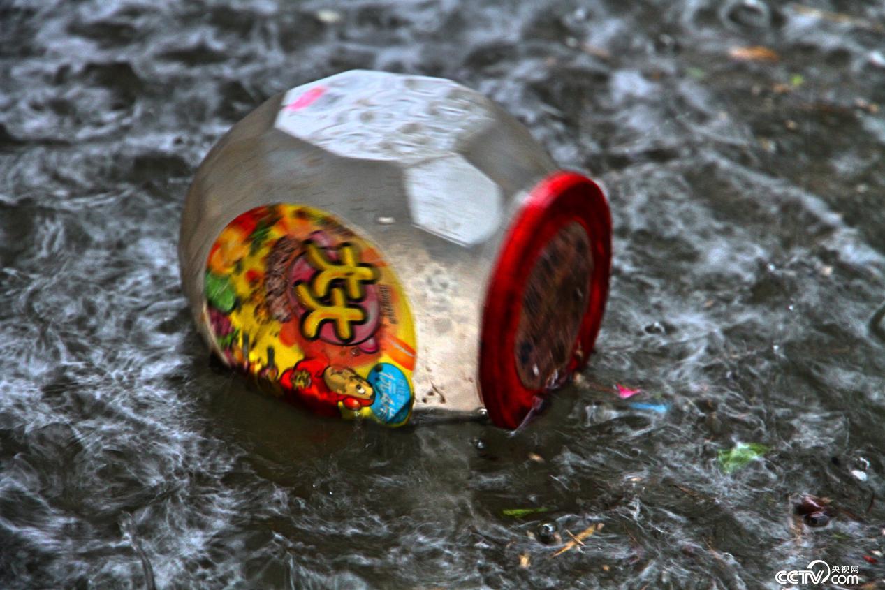 郑州遭遇特大暴雨冲走人视频,郑州曾被暴雨击中的24小时