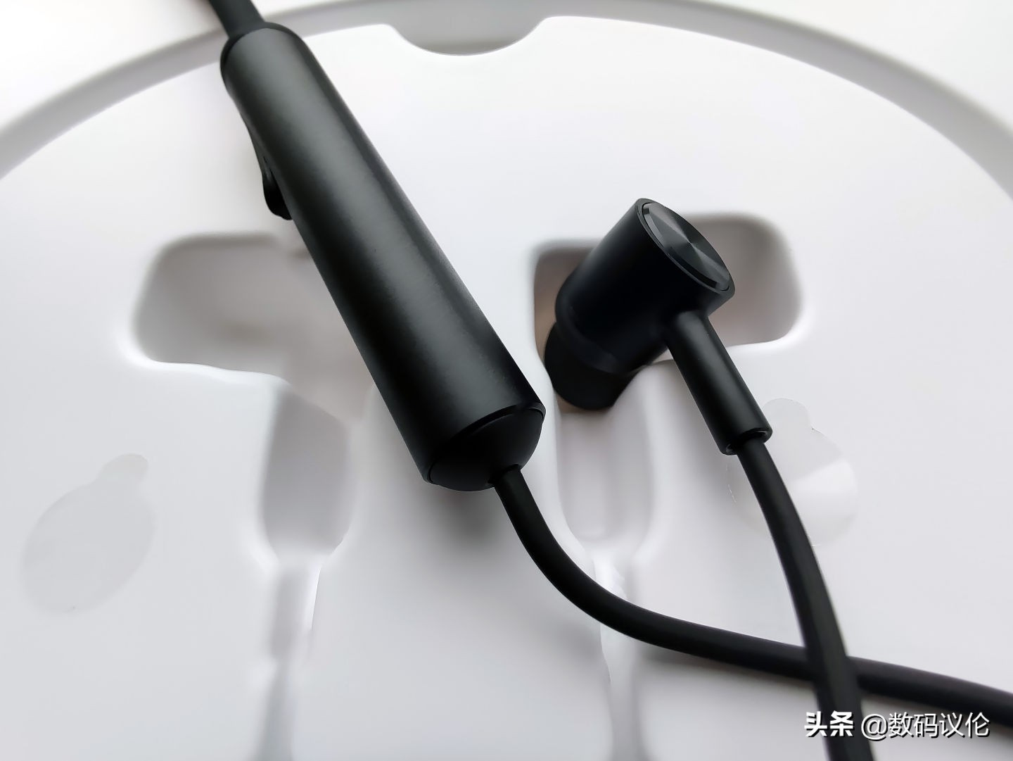 小米项圈耳机linefree和青春版,能吃鸡的蓝牙耳机小米linefree