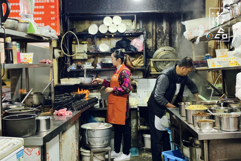 重庆来福士的背后,是最有人情味的山城,朝天门交易厅不曾改变