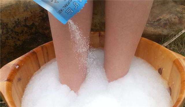 洗脚水里倒一点醋洗脚好吗,洗脚的时候放点碘伏会怎么样