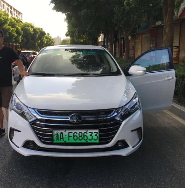 出租车司机搬走共享电动车没人管,长安新能源汽车出租公司