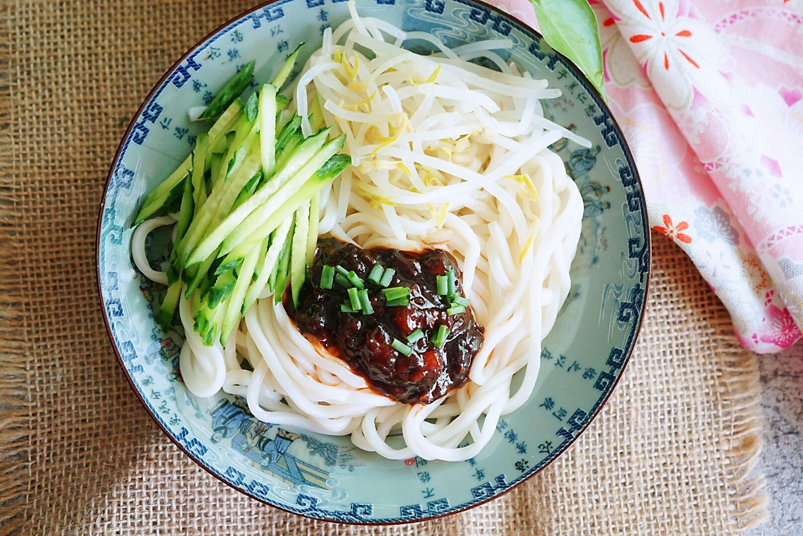 正宗的老炸酱窍门,正宗老北京炸酱可以不放葱吗